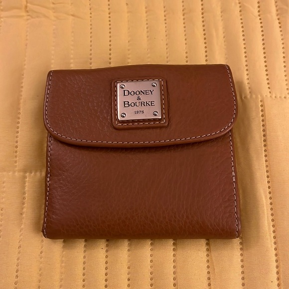 Dooney & Bourke Handbags - ⬇️⬇️PRICE DROP ⬇️⬇️Dooney Burke wallet